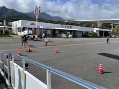 屋久島空港に到着。
着陸の時に虹が見えました。