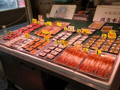 定宿のスーパーホテルに続いて、いつも顔を出す横浜商店（はるえ食堂）にも行ったのですが、まだ時間が早くて、準備中でした。
はるえさんに挨拶だけでして、こちらの青森魚菜センターをちょっと見てから、駅に向かうことにします。