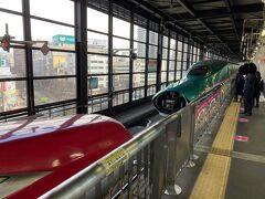 盛岡駅で秋田新幹線とドッキングです
ホームで待つと秋田新幹線が近づいて
きました