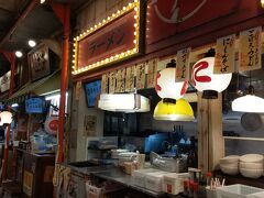 大宮駅構内ですが、いつの間にかこんな知らない店ができていて、興味をそそられます。「全国ご当地グルメコート 大宮横丁」というのだそうです。あとで調べたら、1年くらい前にできたようですね。