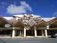 程なくして宮古空港のターミナルに到着。琉球赤瓦の屋根が、いかにも南国沖縄らしい佇まいです。
