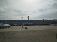 長い空の旅を終えて、定刻通り羽田空港到着。