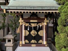 【三囲（みめぐり）神社】
御祭神：宇迦之御魂神

本社は墨田区向島にあり、こちらは分社
三井家では、三囲神社を江戸における守護社としていて、三越各店に分社がある
社務所は日本橋本店ではなく、なぜかココ銀座店にある(＾＾)b