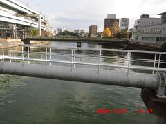 御笠川に架かる石堂大橋に来ました。万四郎神社から東に徒歩5分です。写真は、御笠川です。