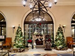 今回宿泊するのはホテル日航アリビラ。
到着したのは19:00過ぎです。
ロビーに入ると、クリスマスの飾り付けがとても素敵でした。