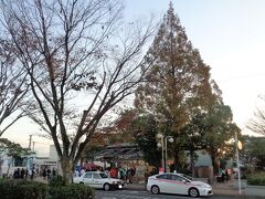 大牟田駅西口前のスペースに、人が集まり始めています。
点灯式は17：00から。ギリギリ間に合いました。

大牟田駅はこの西口と東口、共に2022年12/3～2023年1/31までが点灯されています。