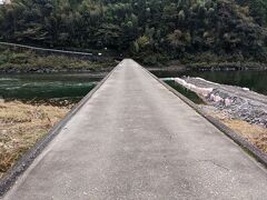 高知市街に向かう途中の浅尾沈下橋に来ました。

車一台がやっと通れる幅しかありません。