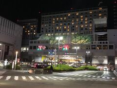 気を取り直して夜の京都駅前へ