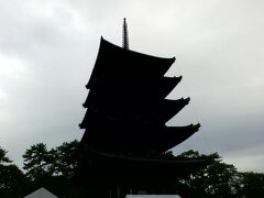 一日目　１７：００　興福寺
さてソフトクリームを食べ終えたので集合場所の興福寺へ向かいたいと思います
元々興福寺は見学予定ですが、奈良到着が遅くなったためカットしましたので写真だけ取りました
更にここで持参したデジカメがダウンしたのでここからは学校から支給されているクロームブックにて撮影した写真でお届けします
