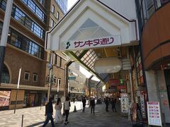 神戸三宮駅付近

右を見れば、サンキタ通りがありました。駅近くに飲食店が集まる商店街といった雰囲気がありました。