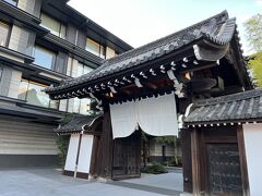 2日目の宿泊先は『HOTEL THE MITSUI KYOTO』、一度宿泊してみたかったホテルです♪

京都らしい伝統的な建築の『梶井宮門』がお出迎え。