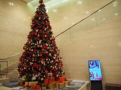 ホテルのロビーには綺麗なクリスマスツリー
