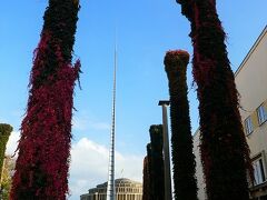赤いツタが絡まる柱の向こうに見えるのが高さ90mの尖塔(Iglica)という名のモニュメントとドームのような百年記念会館。
百年記念会館は何の100年か、というと1813年のナポレオンに勝ったライプツィヒの戦いの100周年記念。