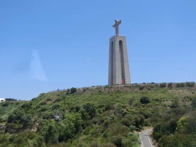 橋の近くには、キリスト像もありました。<br />ブラジルのリオデジャネイロで見たキリスト像を思い出します。