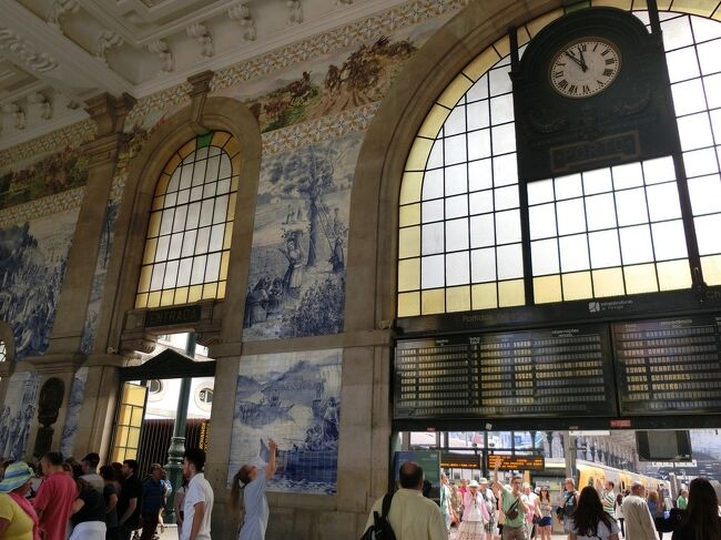 駅がこんな装飾とは、素敵です。