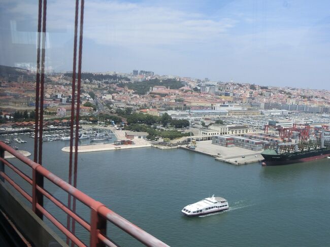 リスボンを走るバスの車窓。<br />「4月25日橋」の上から。