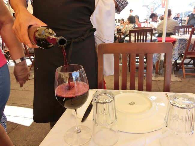 昼食です。もちろん、ワインを。