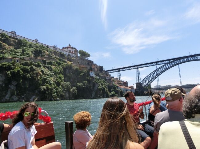 橋を下から見上げます。<br />