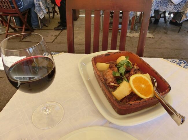 「シェ・ラパン」という名前のレストランで、ウサギ料理を食べました。