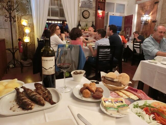 賑わっています。<br /><br />今日は聖ジョアン祭というお祭りで、食事はイワシを食べるそうです。