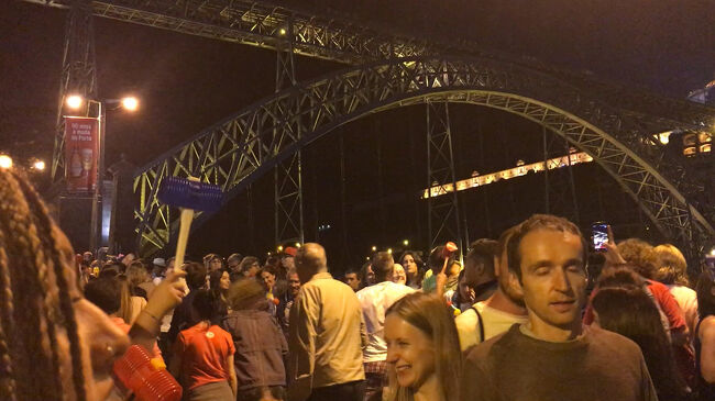 知らない人達と、お互い、頭を叩き合うのは楽しかったです！（笑）。おもちゃのハンマーは、叩くとピコっと音がします。あちこちで、ピコピコ音がしていました。