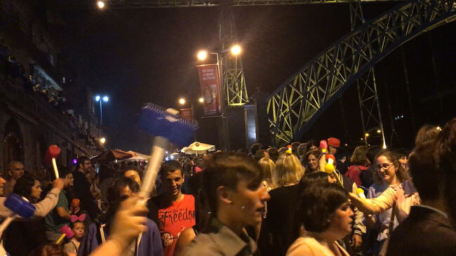 食事を終え、外に出ます。皆んな、おもちゃのハンマーを持って、お互いの頭を叩き合っています。<br /><br />毎年6月23日24日にポルトで行われる聖ジョアン祭は、<br />鰯とワインの食事を摂り、お互いの頭をおもちゃのハンマーで叩くお祭りなのです。600年続いてるそうです。