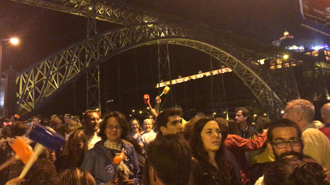 すれ違う人の頭をお互い叩きながら歩きます。