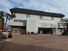 大邱薬令市韓医薬博物館。
入館無料。
外は寒いけど、暖かい館内で漢方や薬令市の歴史などが学べます。
前は韓服着ホーダイだったけど、今回はヒマそうに携帯みてる見張り？がいました。
