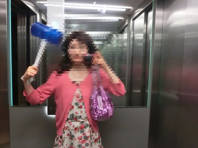 宿泊していたホテルでも、宿泊客にハンマーが配られたので、私もハンマーを持って、街に繰り出しました。