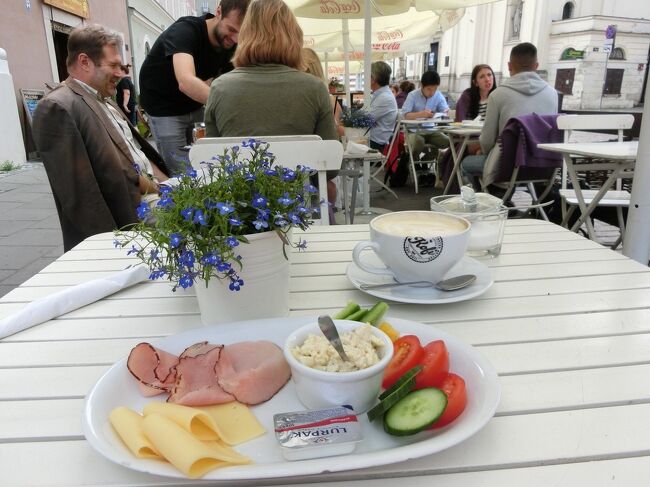 翌朝です。<br />ホテル近くのカフェで朝食をとりました。