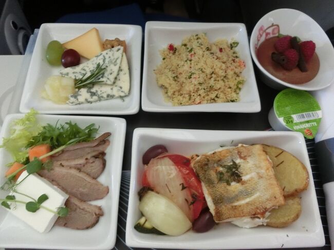 ワルシャワ→成田<br />ポーランド航空　プレミアムエコノミークラスの機内食です。