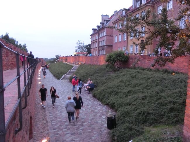 もう夕方ですが、ワルシャワの街を軽く散策。