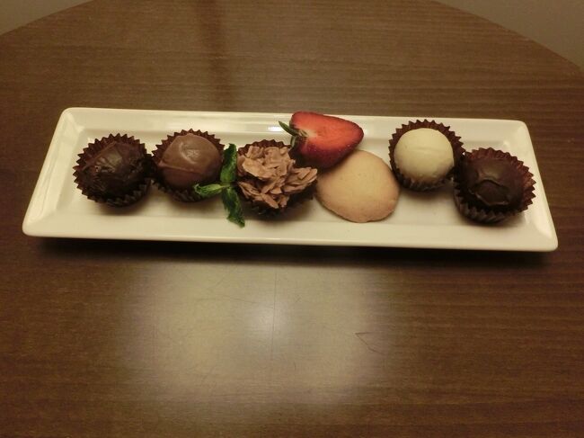 お部屋にはチョコレートも用意されてました。<br />流石、5つ星ホテル。