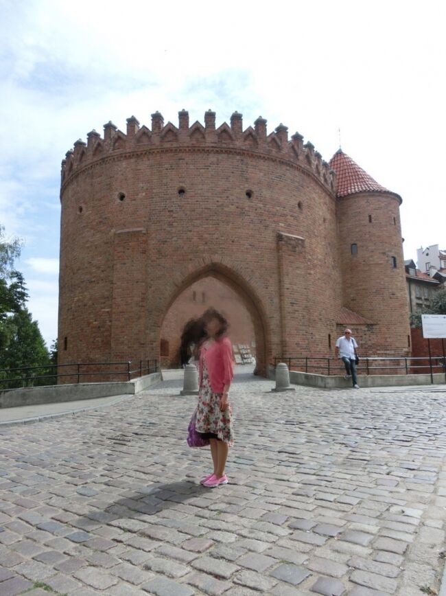 出発時間までワルシャワの街を歩きます。<br />再びバルバカン。