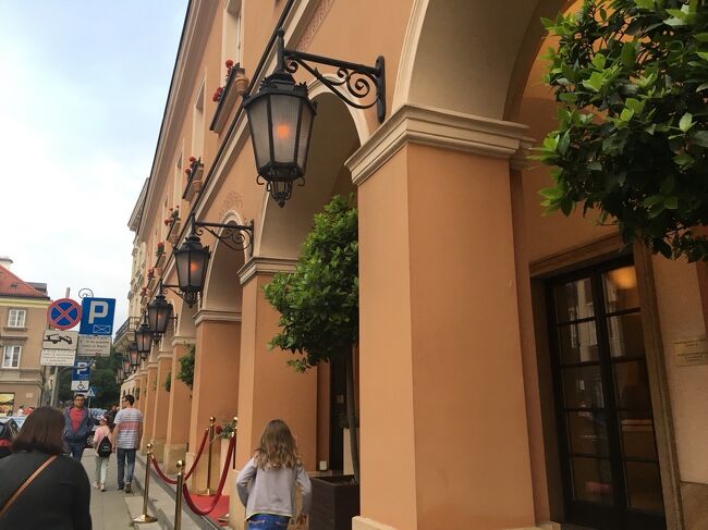 ワルシャワ到着。<br />泊まるホテル、マメゾンホテル デ ラグナです。<br /><br />5つ星ホテル。