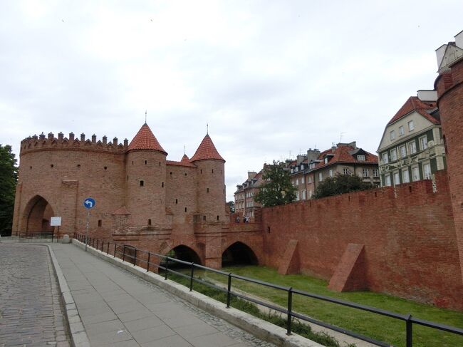 バルバカン。<br /><br />旧市街を囲む市壁に付随しているバルバカンは、バロック様式の砦で、馬蹄形をしています。（世界遺産オンラインガイドより）