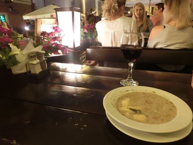 私も夕食をとります。<br />夕食。ポーランド料理の混んでいたお店で。<br /><br />まずは、ズーレック（スープ）。<br />店員さんのおすすめ。