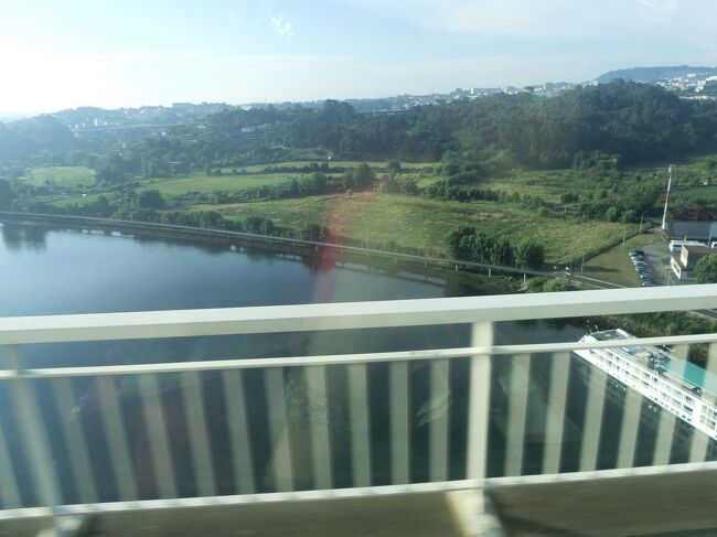 賑やかな夜も終わり、翌日です。<br />ポルトからリスボンへ鉄道で移動します。<br />ポルトを出発した時の景色。<br /><br />リスボンは半年前にも来ているので、今回は観光はスキップし、リスボンからワルシャワへ飛行機移動します。