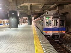 緑と高層団地の組み合わせがどことなく千里を思わせる沿線。終点の和泉中央駅は掘割式駅だった。壁で見えないが両脇を阪和自動車道が通っている。
