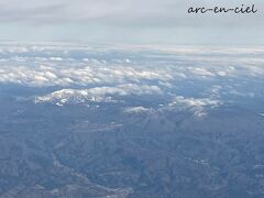 青森上空では徐々に雲も途切れ、冠雪している八甲田山が見えました。
もう冬景色なのですね～。