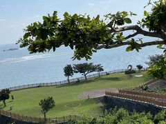 12:08
『知念岬公園』～思わず歓声があがる絶景公園～

南城市地域物産館より車で3分、歩いても行けます。
よ～く見るとハートになっていますよね～、夜ライトアップする感じと見た！ロマンチック(*´ω`*)