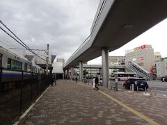 バスはニュータウンの広い道路を少し走り北松尾小学校の交差点で右折北上、一転して古い街並みの細い旧道をまっすぐ進み、和泉市内を縦走、和気交差点を右折し和泉市役所の前を通ったらその先がすぐ阪和線の駅だった。
和泉府中駅でバスを降りる。
和泉中央からここまで大体20分ちょっと。地図見たら5.5kmしか離れてないのね。意外。