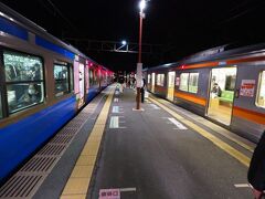 17時39分、仙台駅からわずか24分で仙石線の高城町駅に到着。
仙石線経由の各駅停車だと40分以上もかかるんだけど。
高城町からは逆方向になるけど仙石線上り仙台行きに乗り換え。
同じホームだから乗り換えも便利。