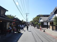 湯の坪街道にでました。
駅方面へ向かってみます。