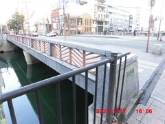 博多川に架かる博多大橋です。橋の上は明治通りが走っており、橋の東には大きなビル3棟で構成する博多リバレインなどもあります。