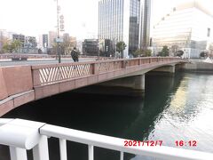 那珂川に架かる西大橋です。西大橋は、市街地と並行して流れる博多川の本流にあたる那珂川に架かる橋の一つで、那珂川に架かる橋の中では大きな橋ではないですがかなり広めの橋です。