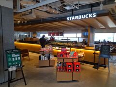 スターバックスコーヒー羽田空港第1ターミナルTHE HANEDA HOUSE5階店です。
羽田航空神社でお参りをしたあとは、スターバックスのコーヒーで心と身体を清めます。