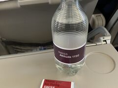 チューリッヒからはスイス航空のA321に搭乗します。欧州内線なので機内サービスはミニマムですが、お水とチョコレートは頂けます。ありがたい！