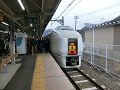 上野からの特急草津号は１日２本、長野原草津口からはJRバスが連絡