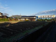 無量光院跡から駅へと戻る途中、住宅街の中に忘れられたように佇む史跡がある。伽羅御所跡である。こちらは、以前と変わらず、小さな案内板があるだけであった。そこは、奥州藤原氏三代秀衡と四代泰衡が暮らした屋敷の跡である。『奥の細道』の中で、芭蕉は「秀衡が跡は田野となりて」と嘆いている。畳店の名が、ここが御所のあった事を伝えていた。